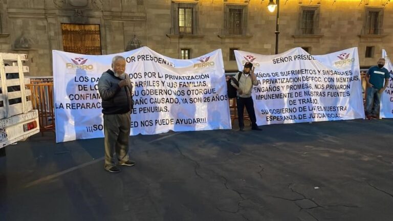 Manifestantes ferrocarrileros