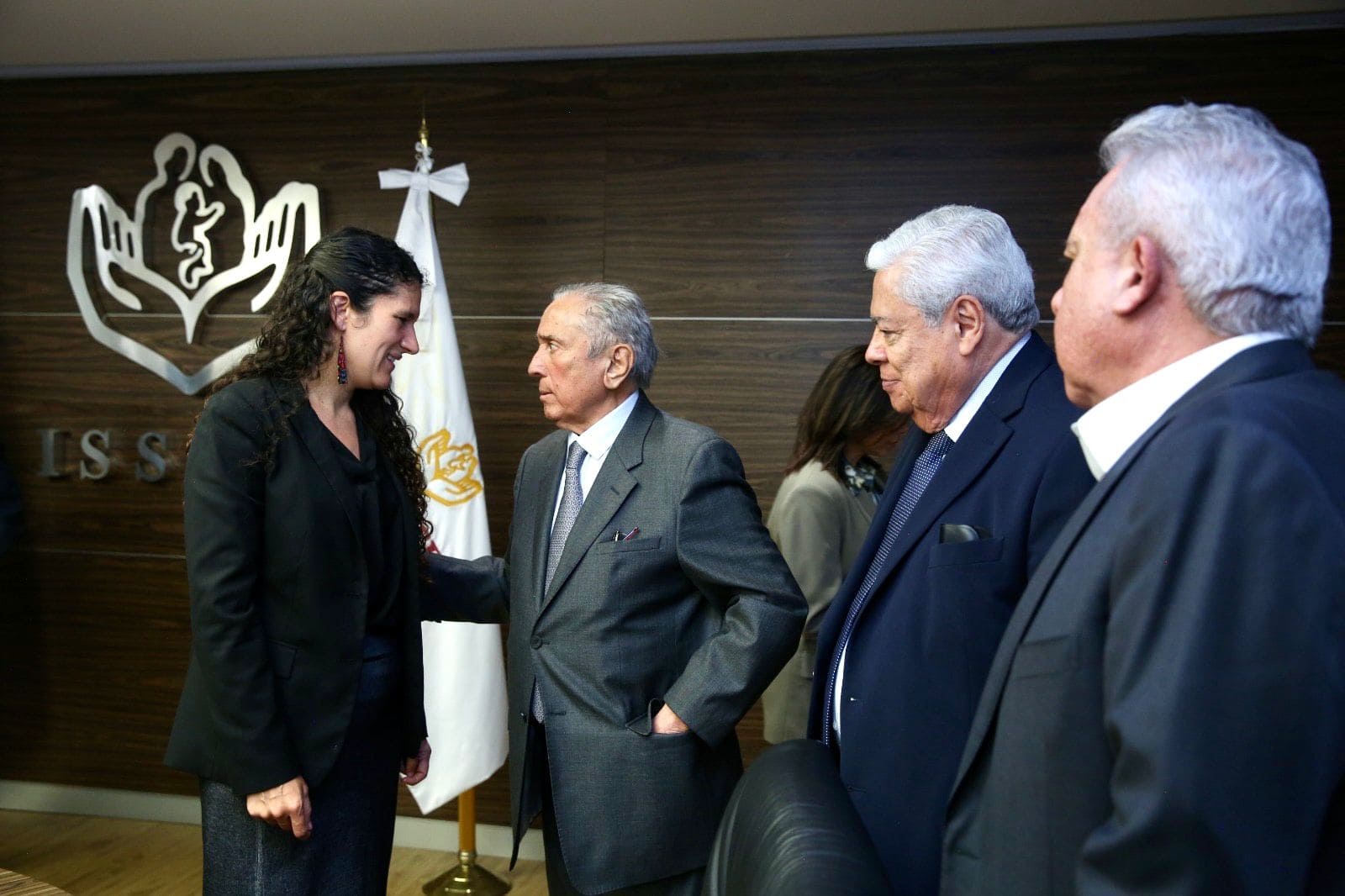 Momentos antes de iniciar la reunión, la directora del ISSSTE, Bertha María Alcalde, saludó al líder nacional de la FSTSE, Joel Ayala.