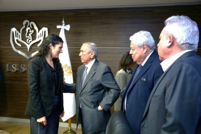 La Directora General del ISSSTE, Bertha María Alcalde y el líder de la FSTSE, Joel Ayala, durante la última sesión de trabajo La Directora General del ISSSTE, Bertha María Alcalde y el líder de la FSTSE, Joel Ayala, durante la última sesión de trabajo