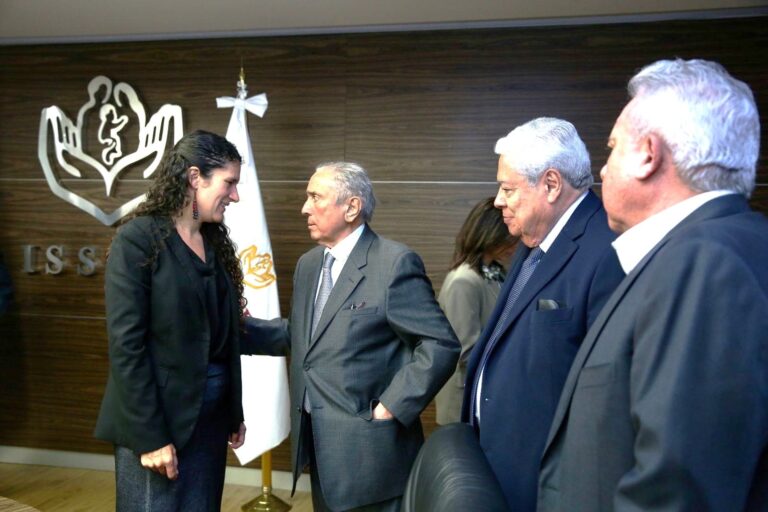 La Directora General del ISSSTE, Bertha María Alcalde y el líder de la FSTSE, Joel Ayala, durante la última sesión de trabajo