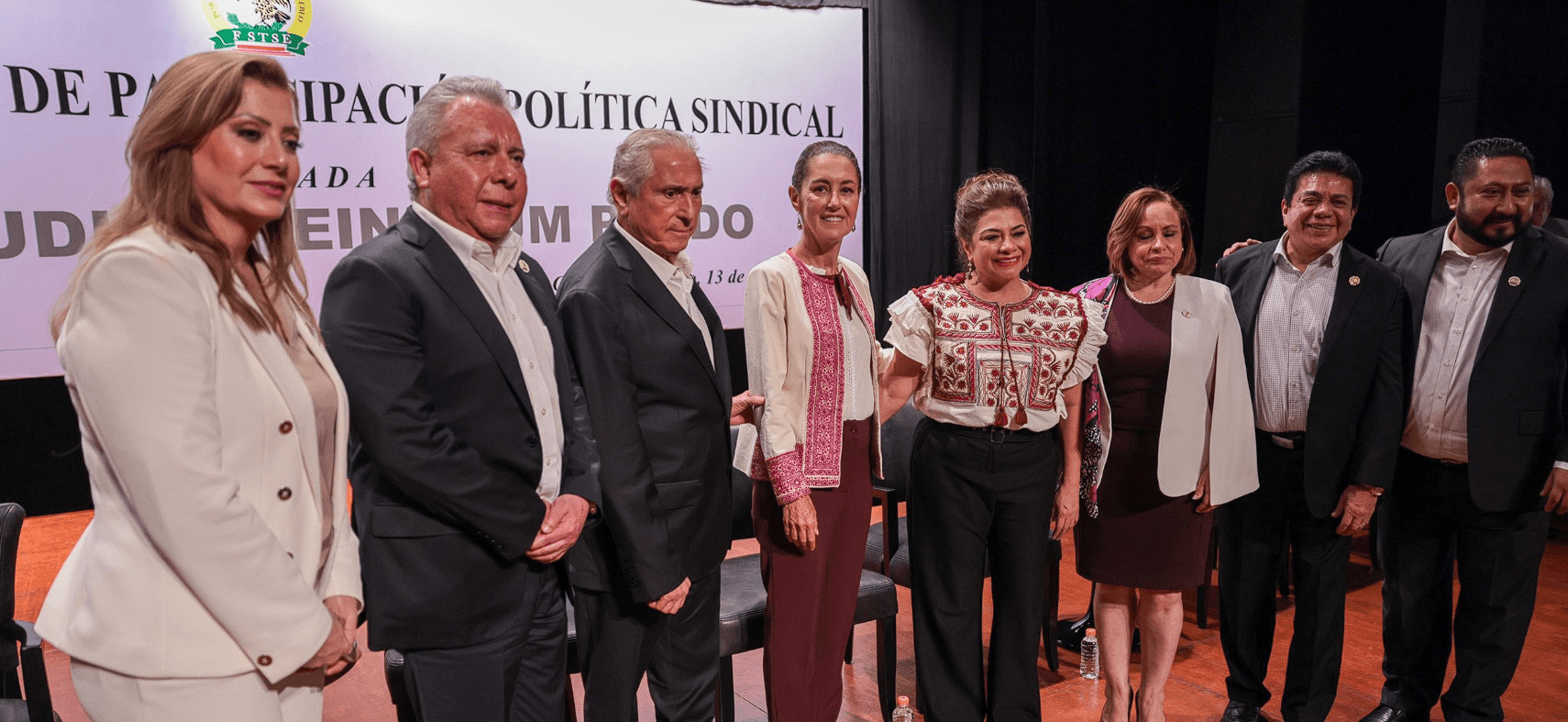 La candidata presidencial, Claudia Sheinbaum, acompañada de dirigentes sindicales de la FSTSE
