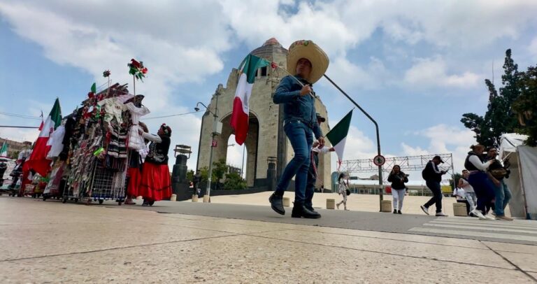 Debido al mes Patrio, Caravana de Carros de Paja ya Ofrecen Banderas, Matracas y Sombreros