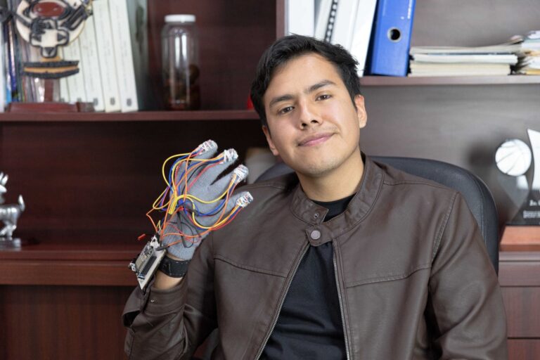 Diseña Estudiante Politécnico Guante Traductor de Lenguaje de Señas; Gana el «James Dyson Award 2024»