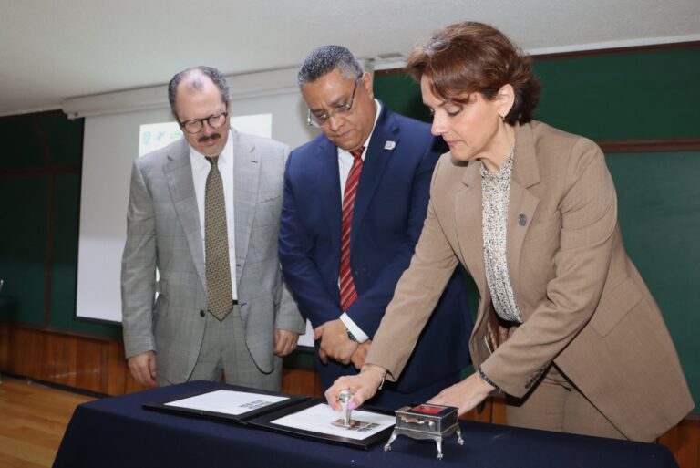 Conmemoran 95 Aniversario de Facultad de Contaduría de la UNAM con Timbre Postal de Correos de México