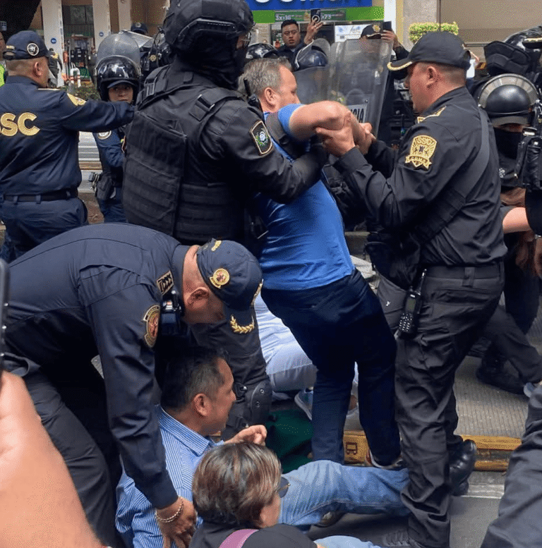 Impide la Policía Violentamente que Trabajadoras de la Salud, Ingresen a la Sede del IMSS-Bienestar CDMX
